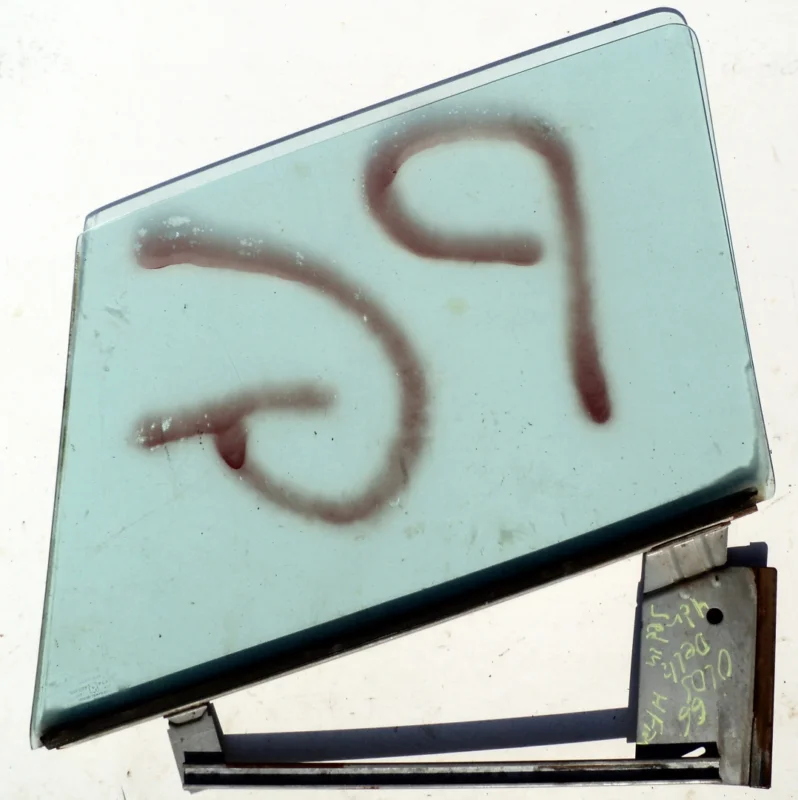 1966 Oldsmobile Delta 88 4 dr sedan side window front right Köp nu