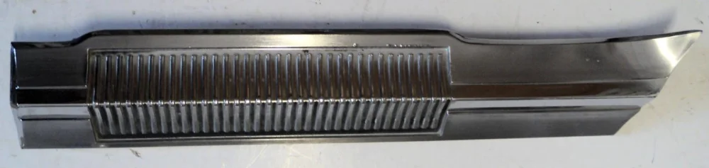 1965Chrysler 300 chrome right front fender (some pores in the chrome see picture) Billigare