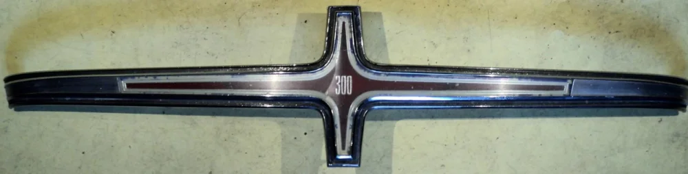 1965Chrysler 300 emblemgrill (cracked plastic, see picture) Lägg i varukorgen