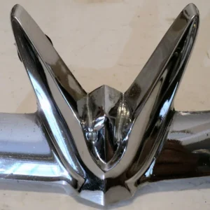 1959Chrysler Imperialemblem front fenderleft Sista chansen
