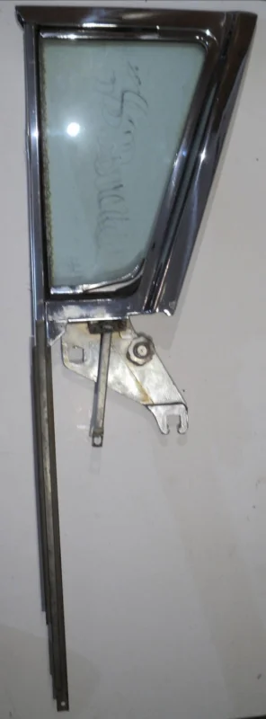 1958 Buick Super4dr htventilation window unitright (some pores in chrome se picture) Rabatter