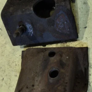 1963 Thunderbirdiron between motor pads and frame (pair) Kampanj