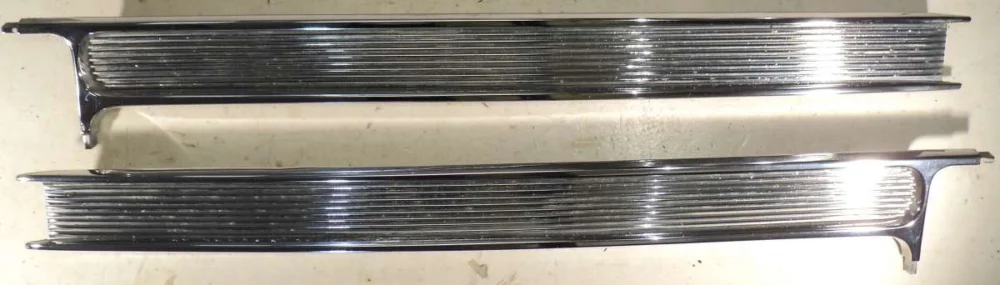1960 Buick ElectraMoldings under the trunk hatch (good chrome but some pores in the black lacquered part)left and right Fri frakt